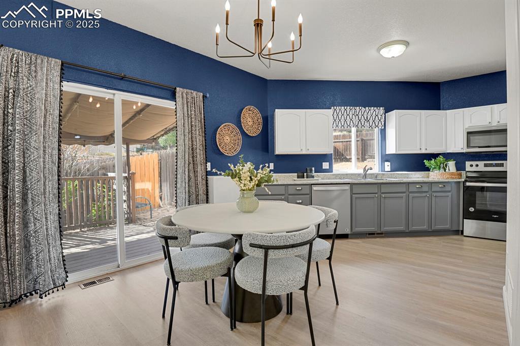 Image 9 of 31: Dining Area