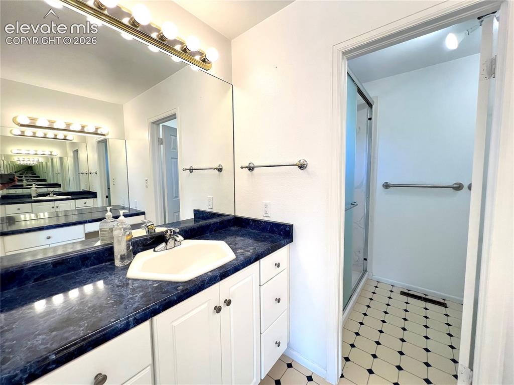 Image 16 of 39: Bathroom