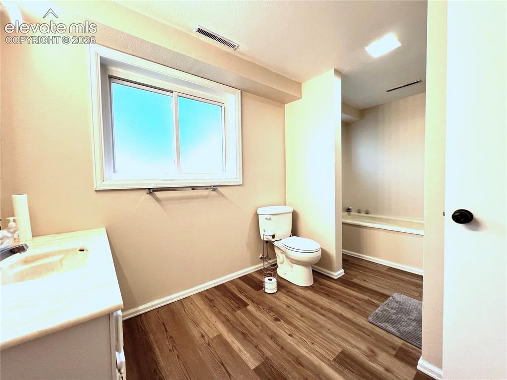 Image 31 of 39: Bathroom