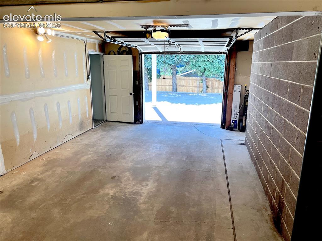 Image 34 of 39: Garage
