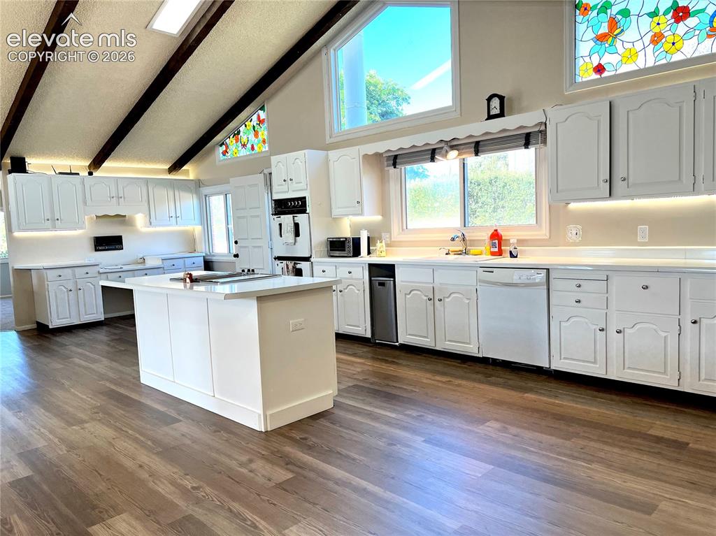 Image 8 of 39: Kitchen
