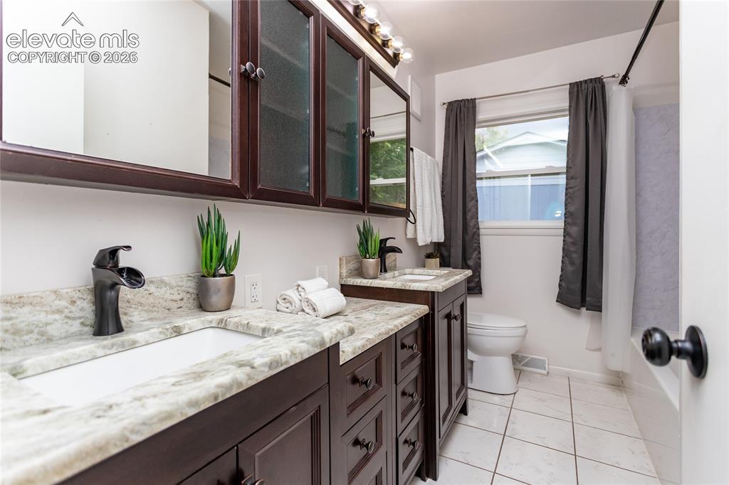 Image 19 of 49: Bathroom