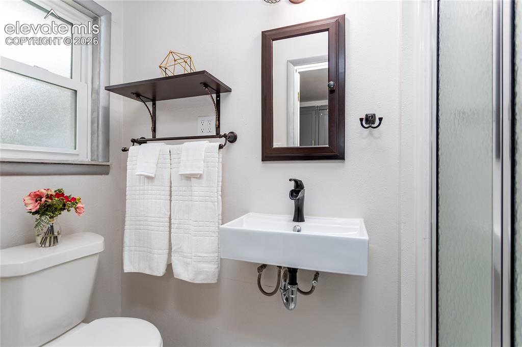 Image 22 of 49: Bathroom