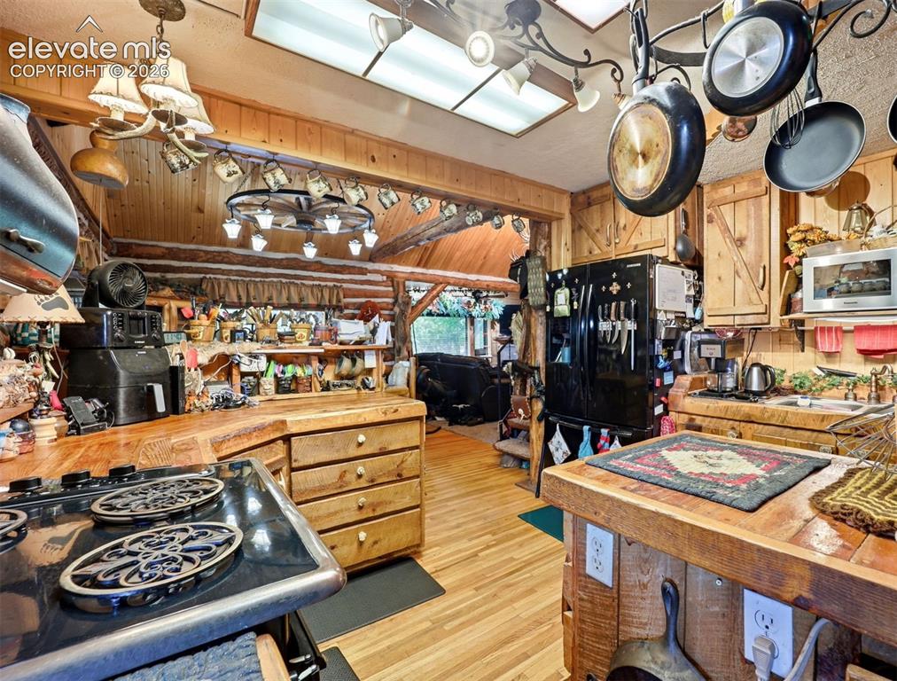 Image 10 of 49: Kitchen
