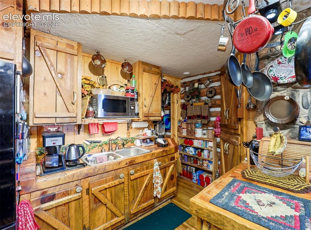 Image 11 of 49: Kitchen