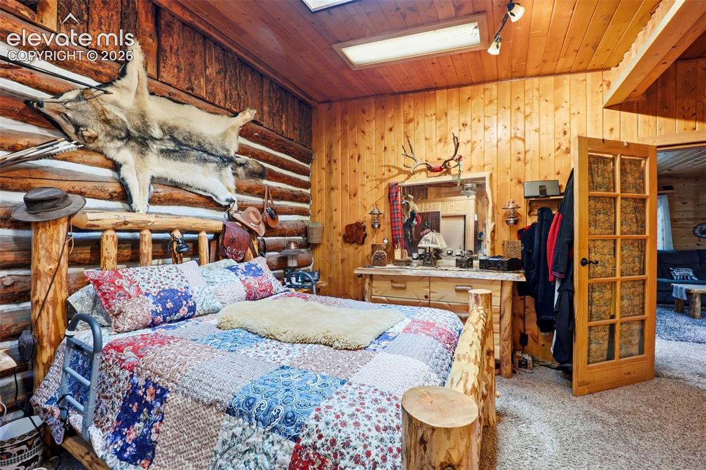 Image 17 of 49: Bedroom