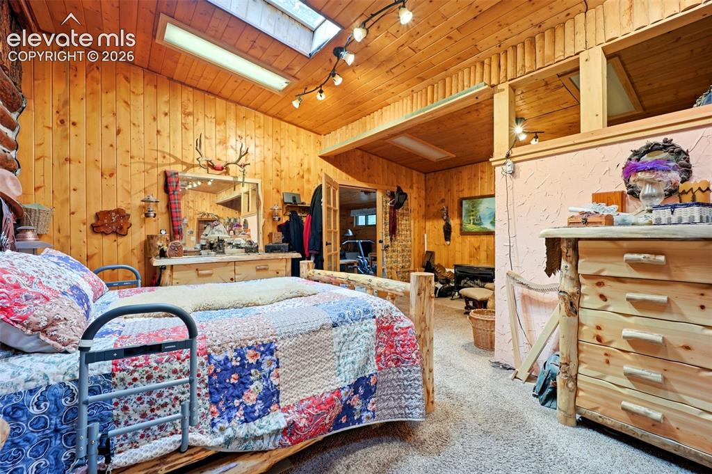Image 18 of 49: Bedroom