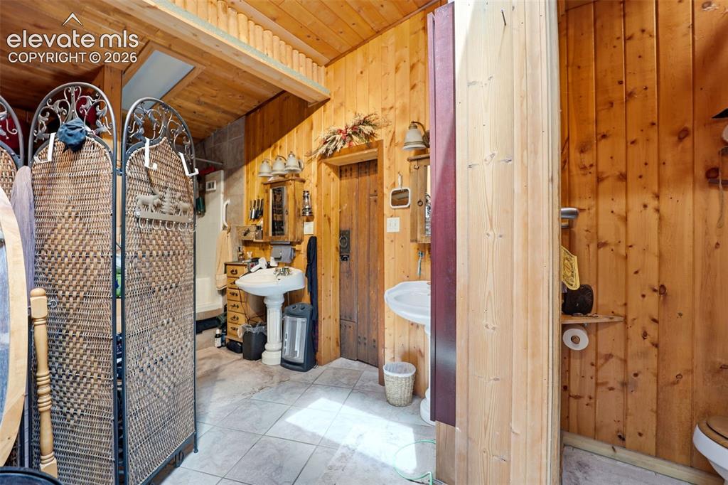 Image 20 of 49: Bathroom