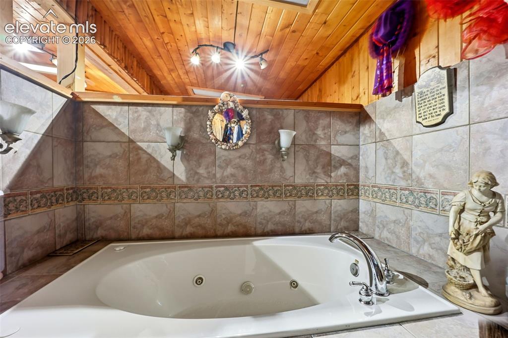 Image 22 of 49: Bathroom