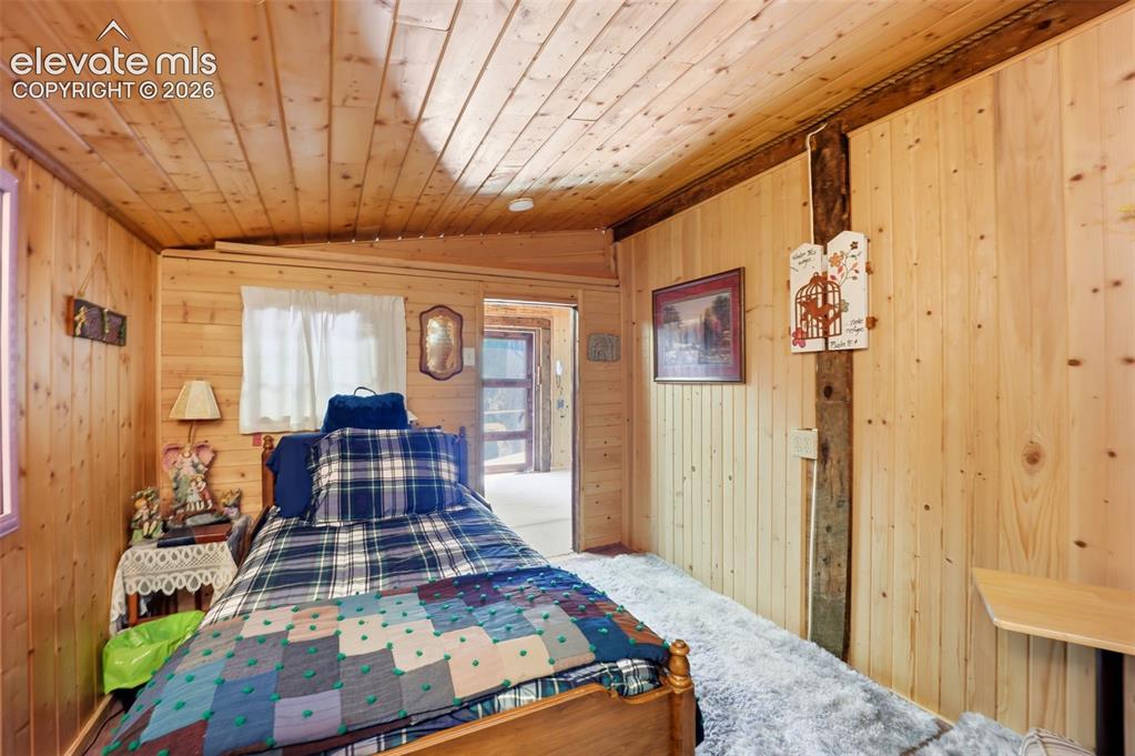 Image 34 of 49: Bedroom