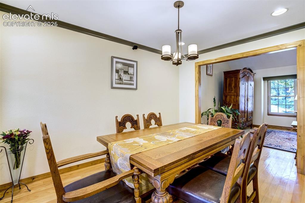 Image 13 of 50: Dining Area