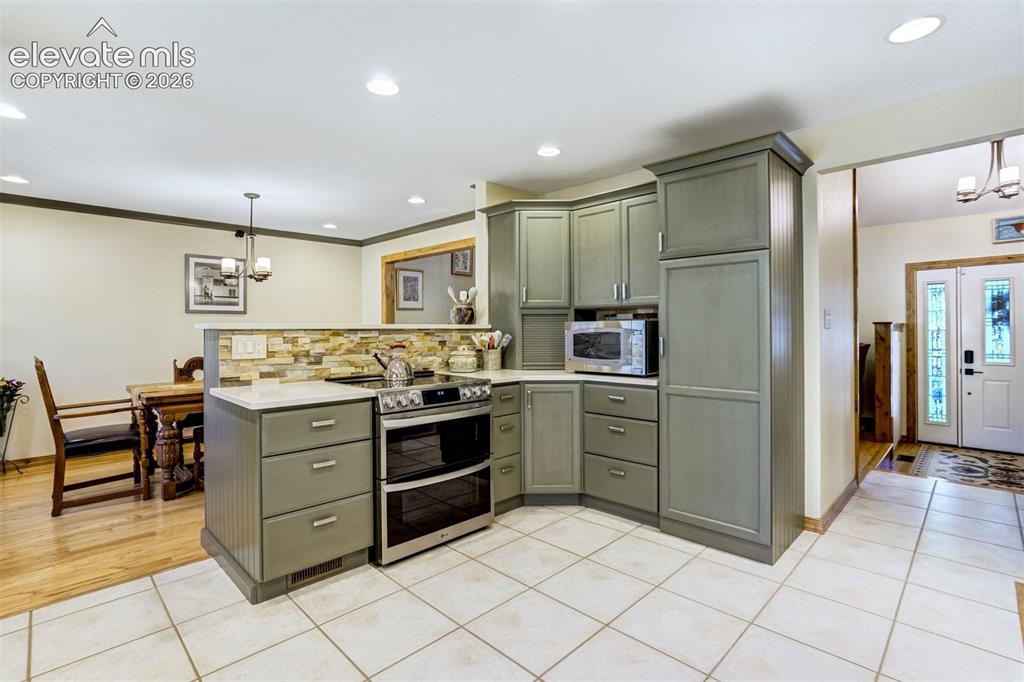 Image 14 of 50: Inviting kitchen for both everyday living and entertaining