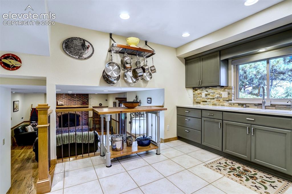 Image 17 of 50: Kitchen