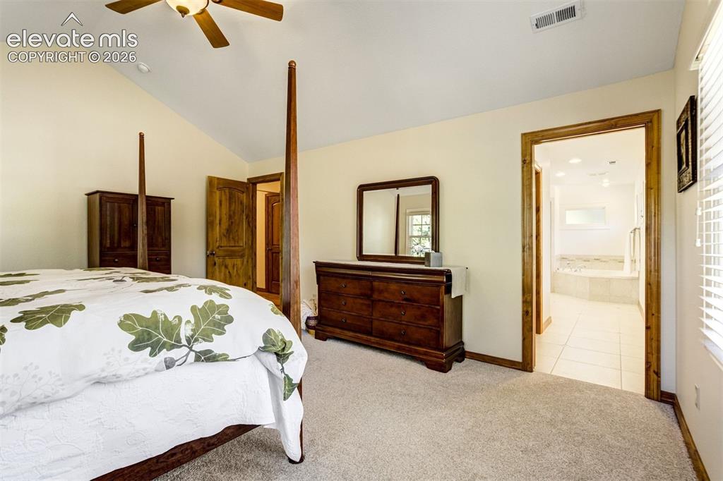 Image 19 of 50: Bedroom