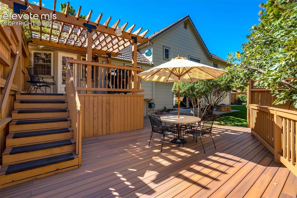 Image 3 of 50: Expansive composite deck