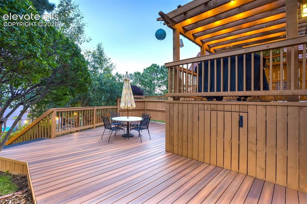 Image 42 of 50: Deck