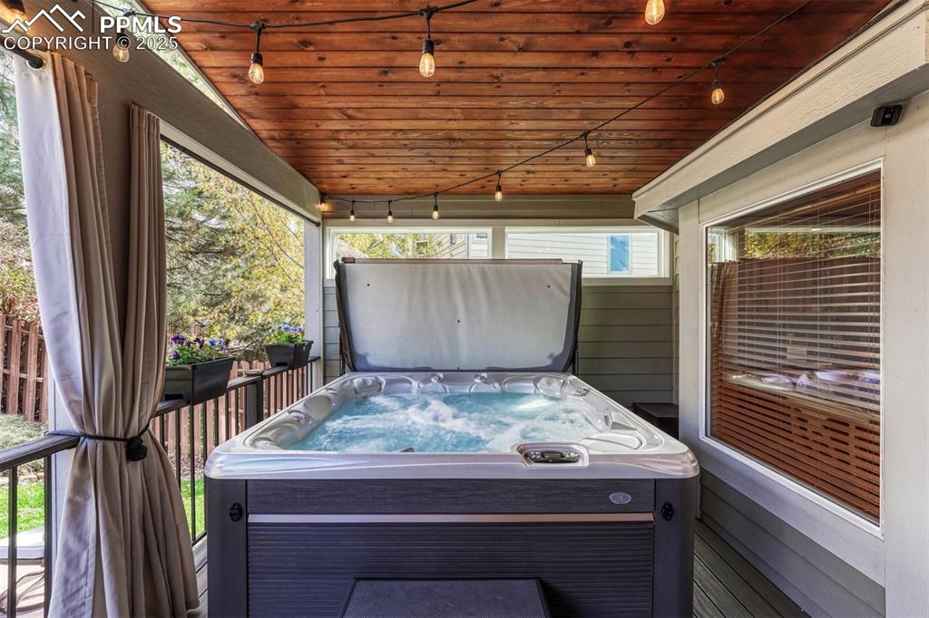 Image 14 of 36: Deck