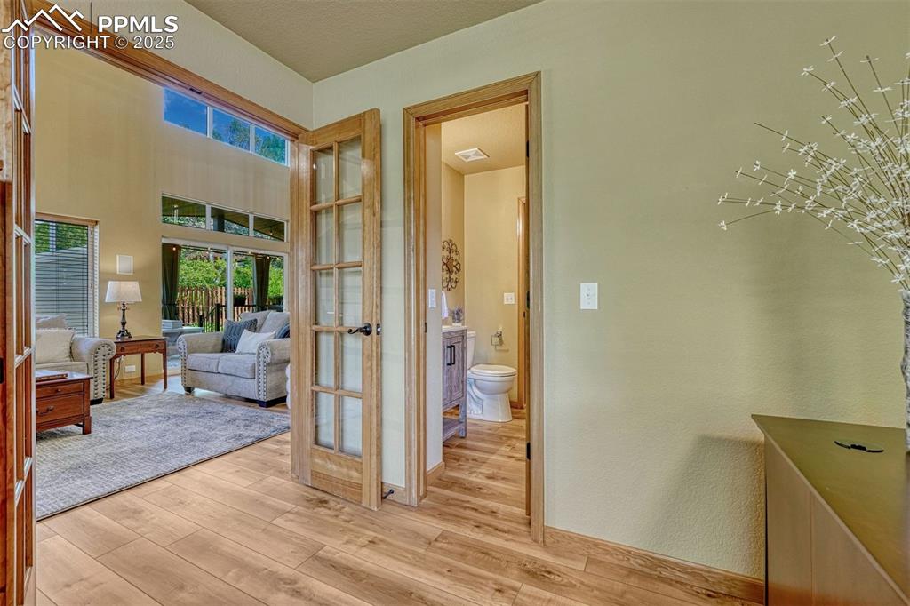 Image 17 of 36: Bathroom