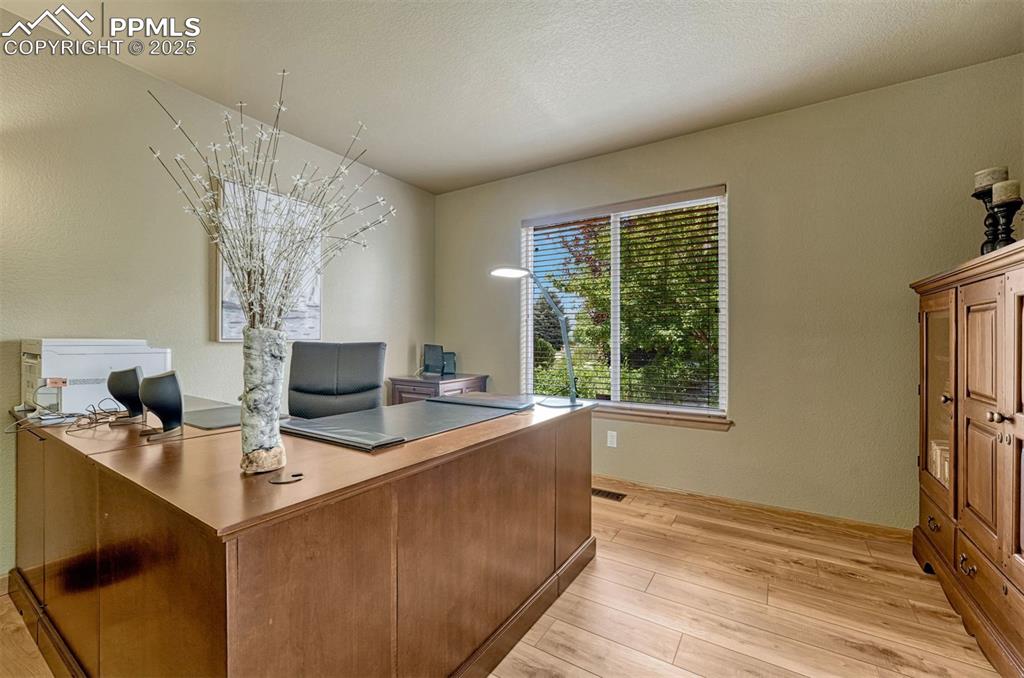 Image 18 of 36: Office