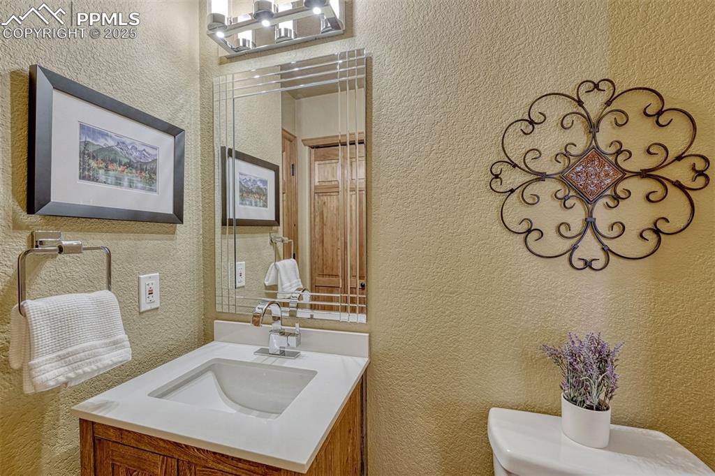 Image 19 of 36: Bathroom