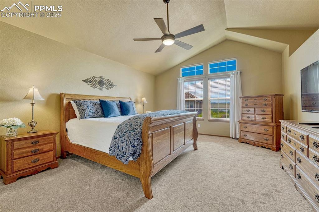 Image 21 of 36: Bedroom