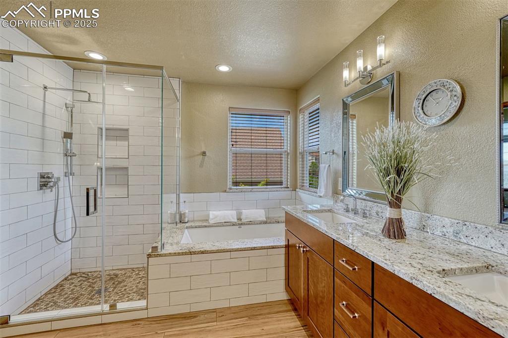 Image 23 of 36: Bathroom