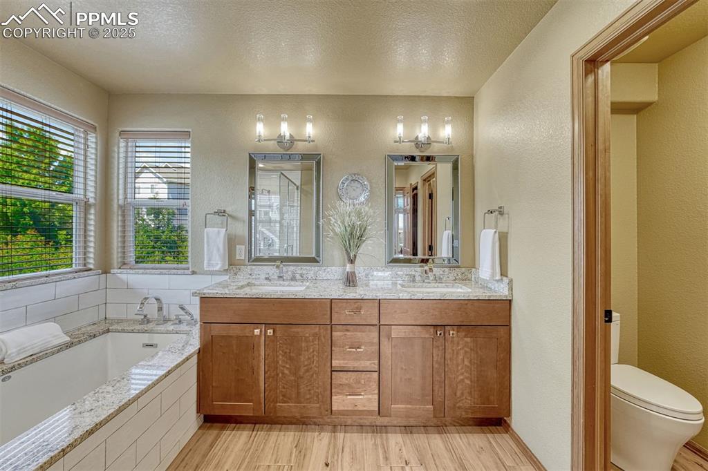 Image 24 of 36: Bathroom