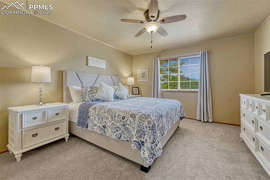 Image 25 of 36: Bedroom