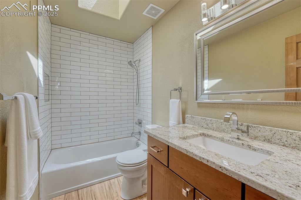 Image 26 of 36: Bathroom