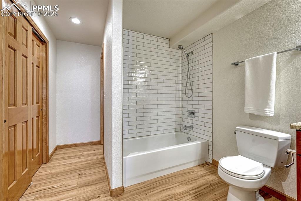 Image 29 of 36: Bathroom