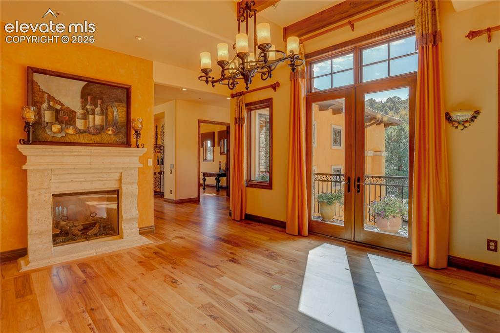 Image 11 of 50: Living room.