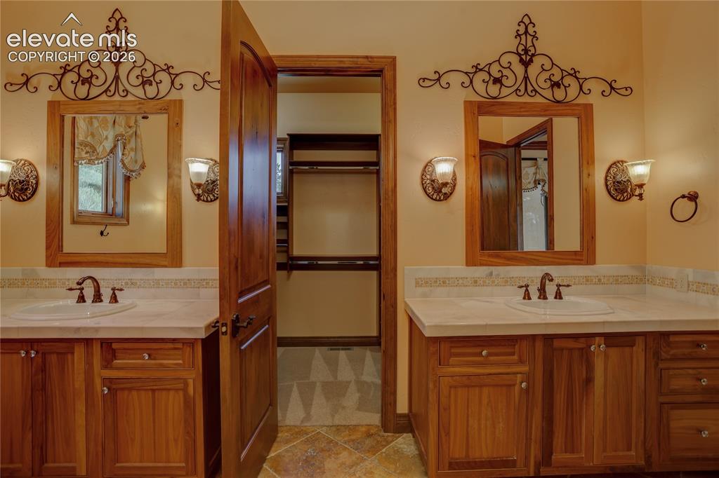 Image 25 of 50: Primary ensuite bathroom.