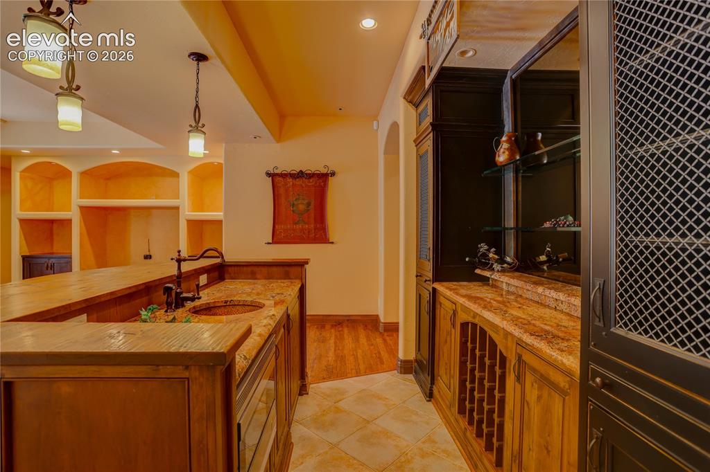 Image 35 of 50: Wet bar.