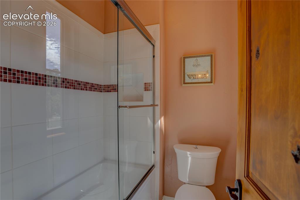 Image 39 of 50: Full bath connecting 2nd and 3rd bedrooms.