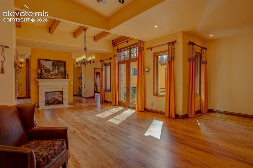Image 8 of 50: Living room.