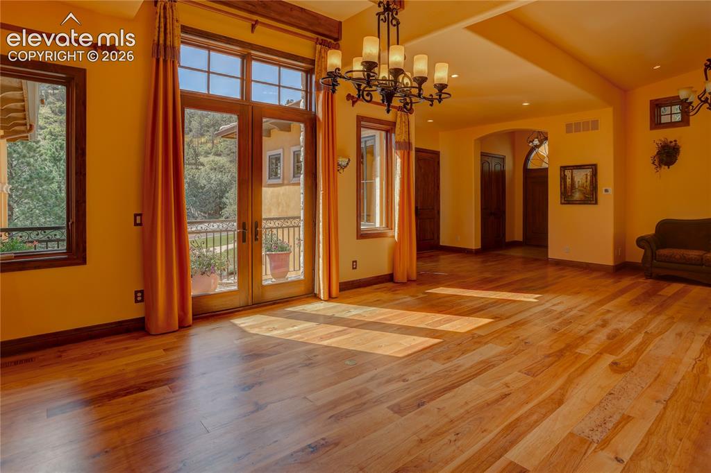 Image 9 of 50: Living room.