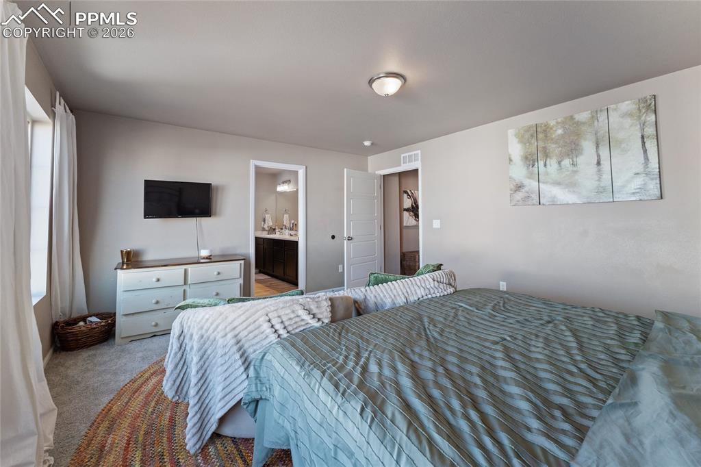 Image 16 of 34: Bedroom