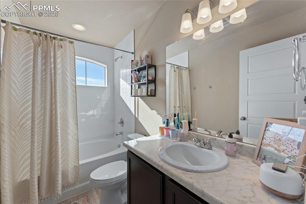 Image 21 of 34: Bathroom