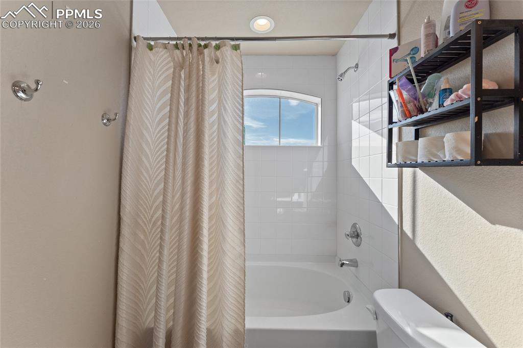 Image 22 of 34: Bathroom