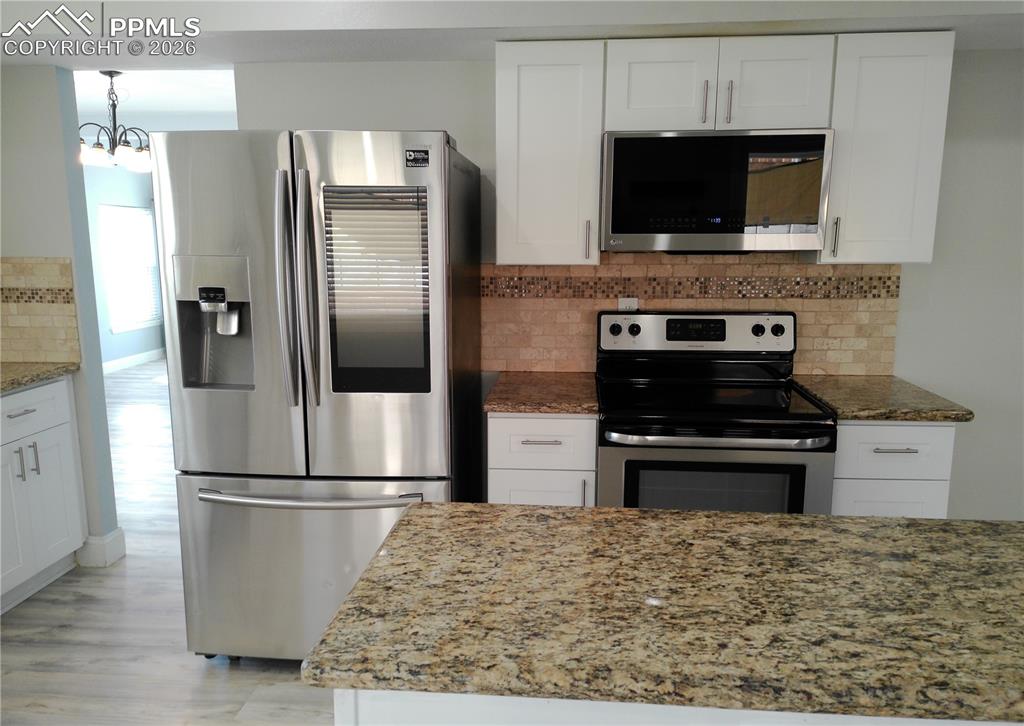 Image 10 of 50: Kitchen