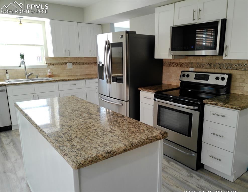 Image 11 of 50: Kitchen