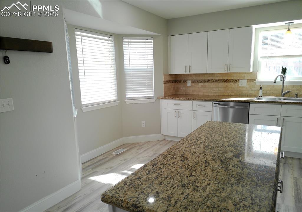 Image 13 of 50: Kitchen