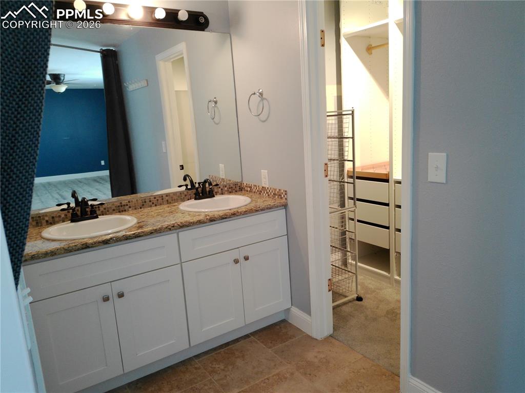 Image 22 of 50: Bathroom