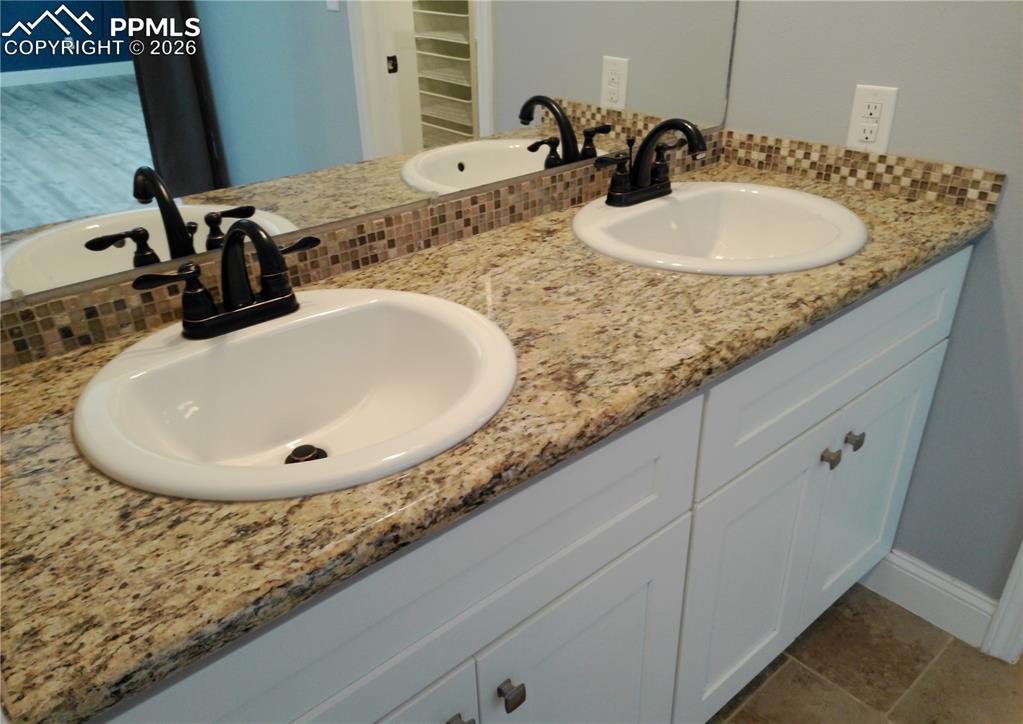 Image 23 of 50: Bathroom