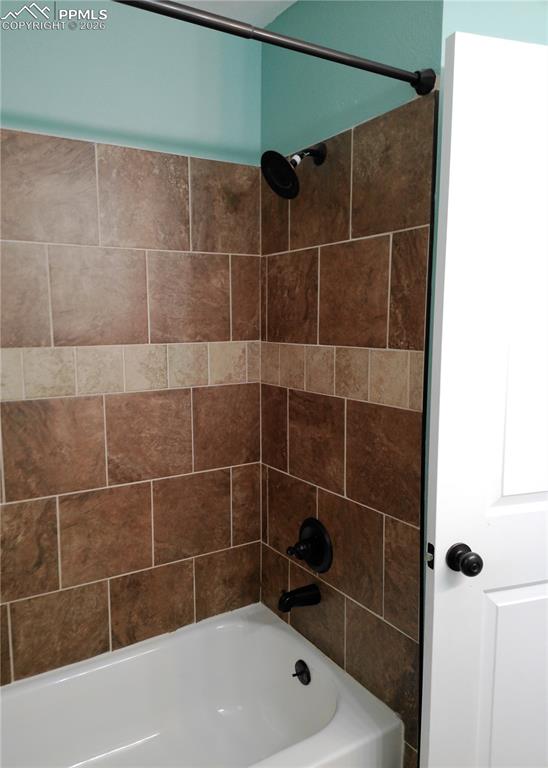 Image 34 of 50: Bathroom