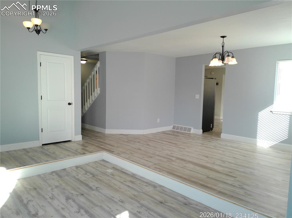 Image 6 of 50: Living Room