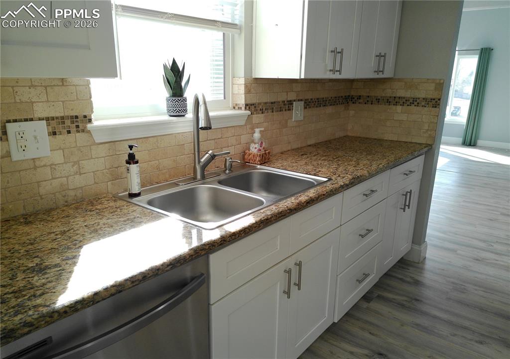 Image 7 of 50: Kitchen