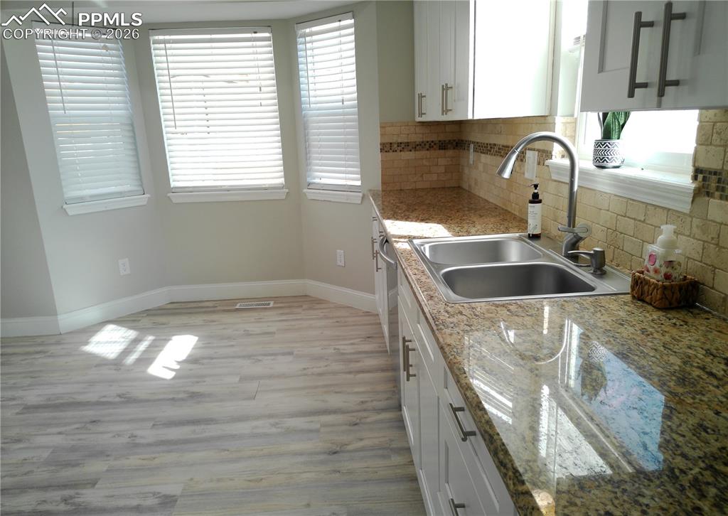 Image 8 of 50: Kitchen