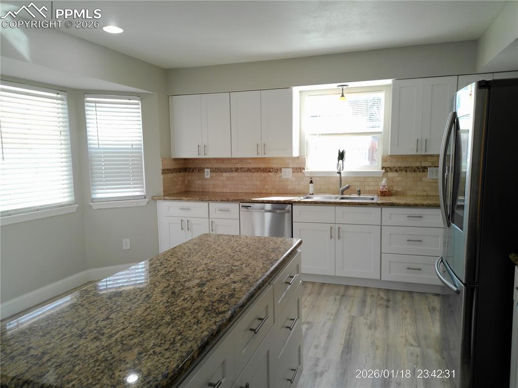 Image 9 of 50: Kitchen