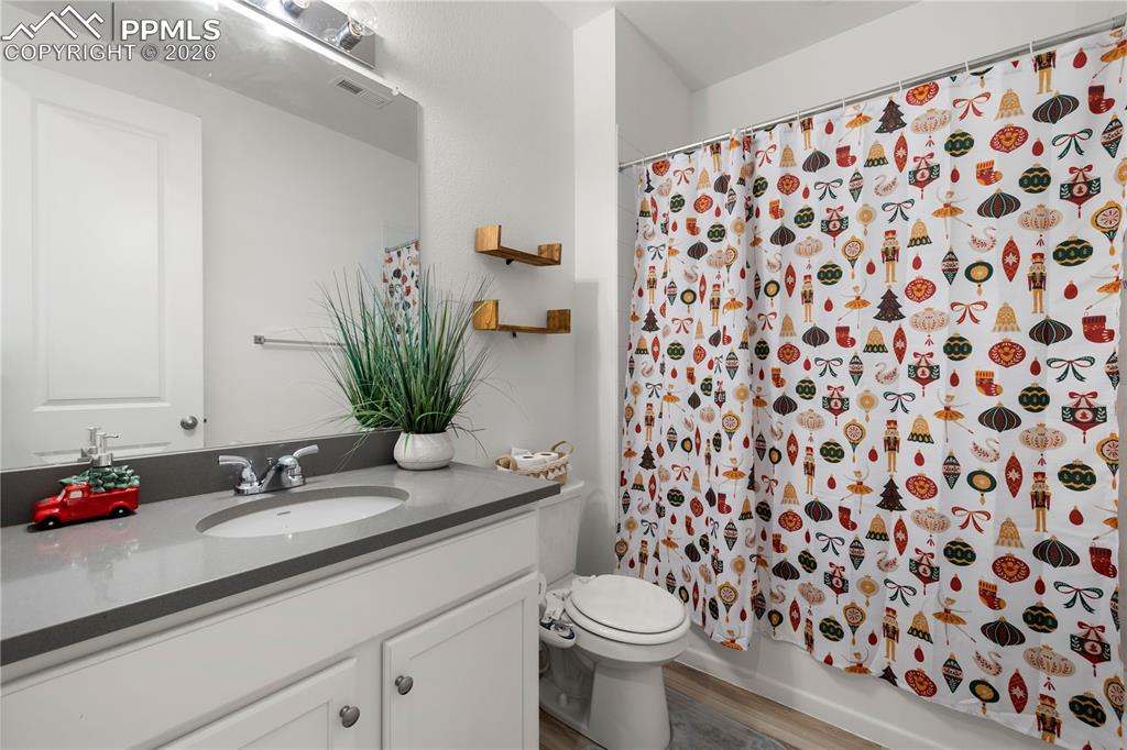 Image 24 of 38: Bathroom